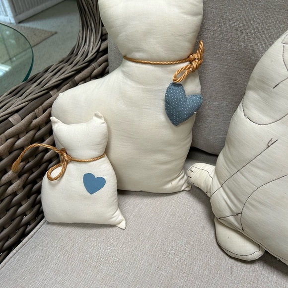Cat Lovers Bundle -4 accent pillows/set. Two w/stiching, 2 w/hearts and twine. - Picture 3 of 3